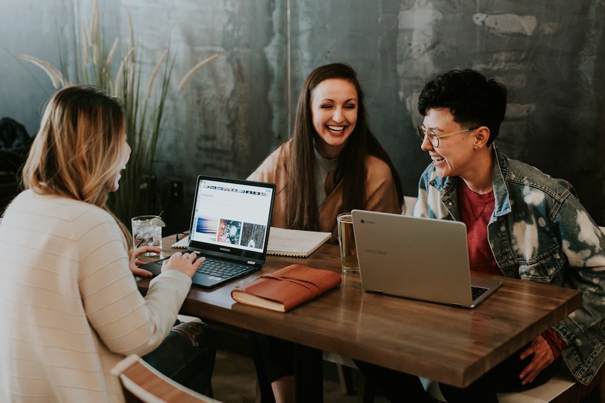 Équipe épanouie en entreprise